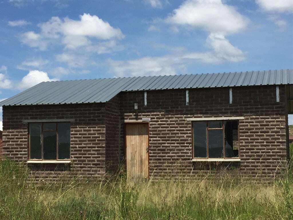 Simelane klap sweep oor behuisings­projekte in Vrystaat