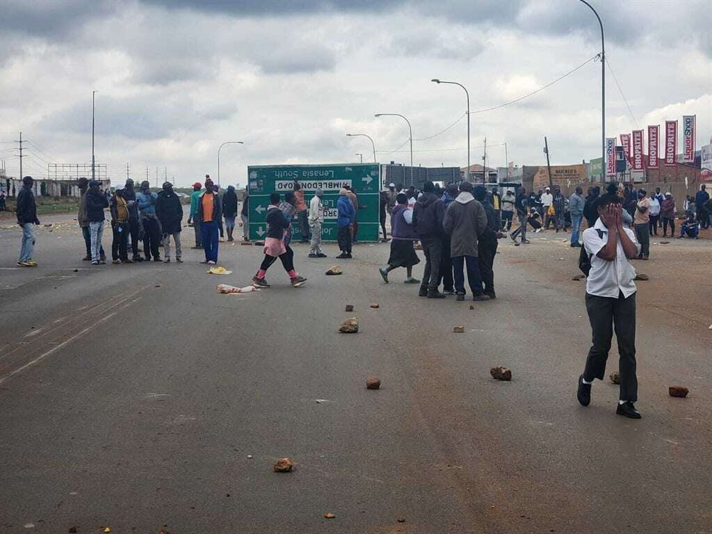 WATCH | Protests erupt in Lenasia South after illegal water supply cut by Johannesburg Water