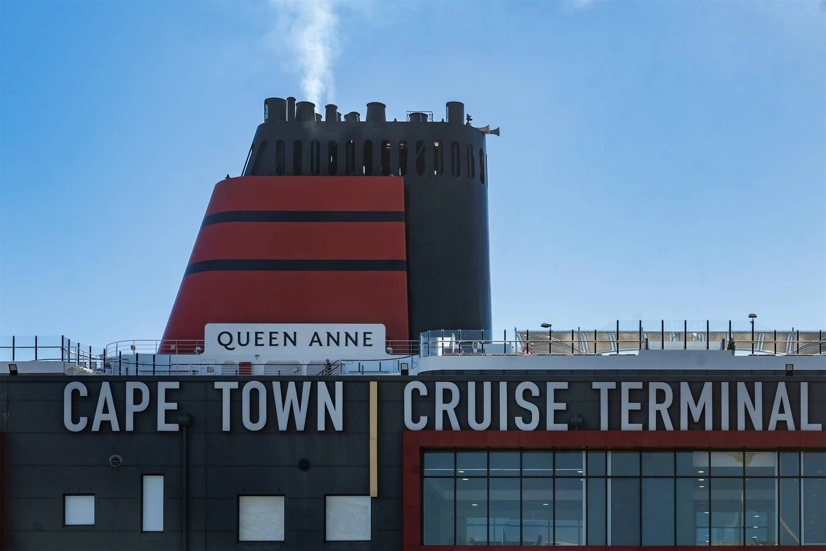 ‘Queen Anne’ in Kaap, Durban as deel van eerste wêreldtoer