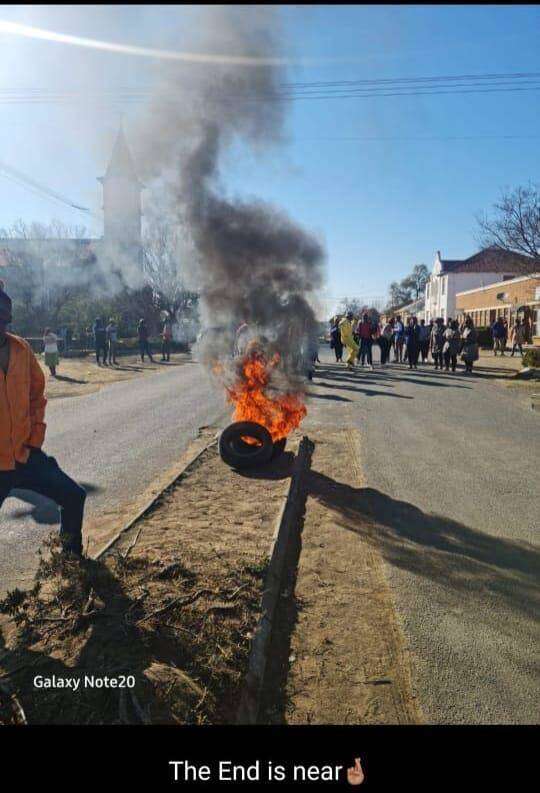 Protes in 3 Vrystaatse dorpe oor beampte se hoër motortoelae