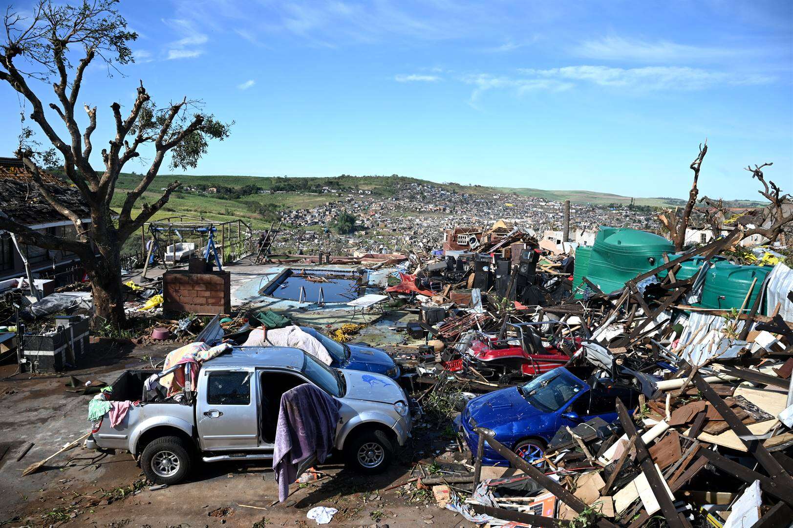 KYK | KZN-stormweer: Inwoners soek steeds deur puin na besittings