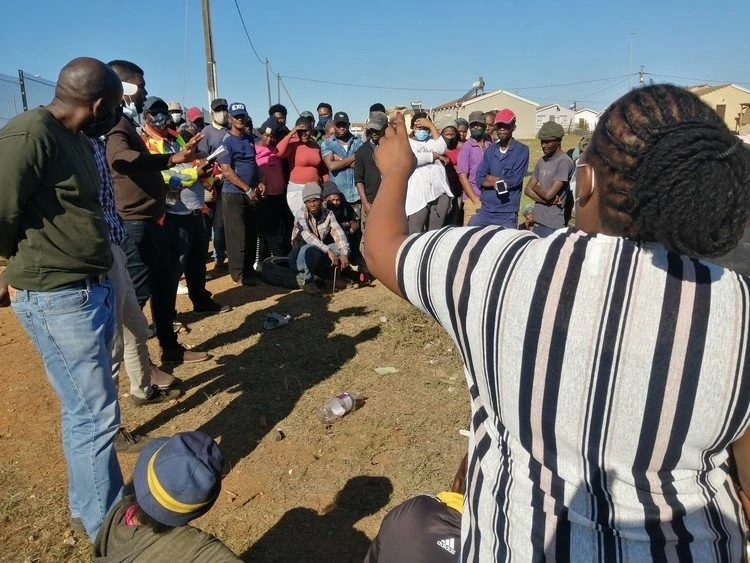 No money for electrification, municipal official tells shack dwellers