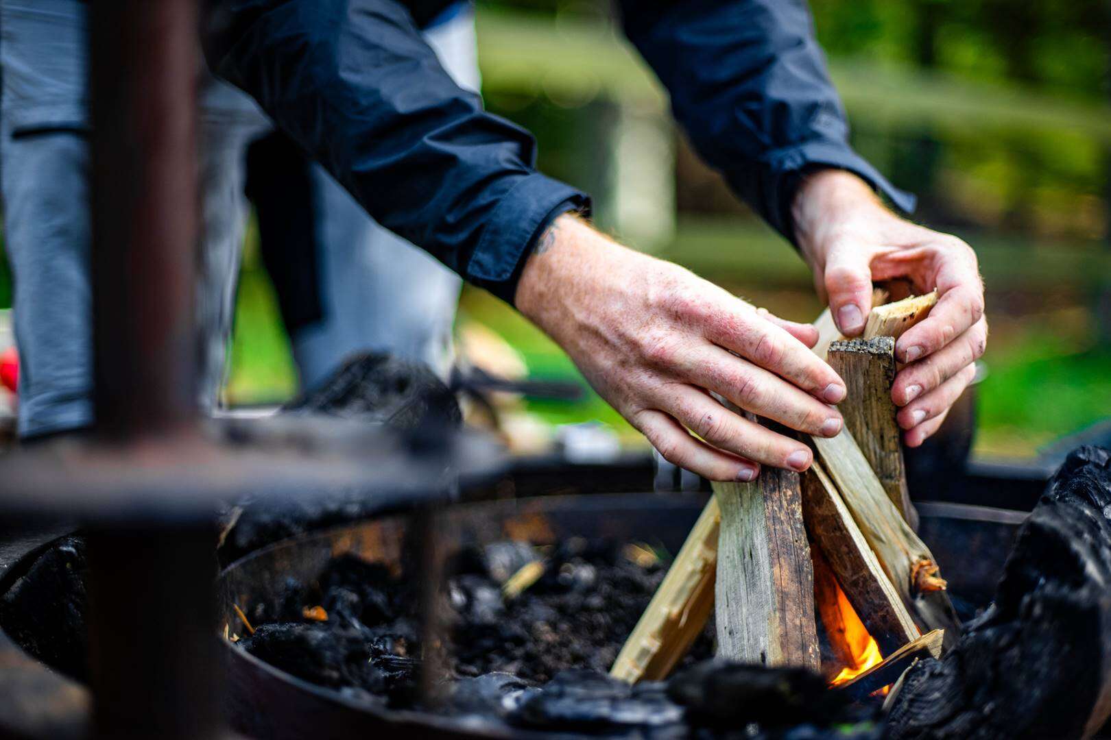 Hout en kerse help NW-dorp oorleef wat al maand geen kragtoevoer het