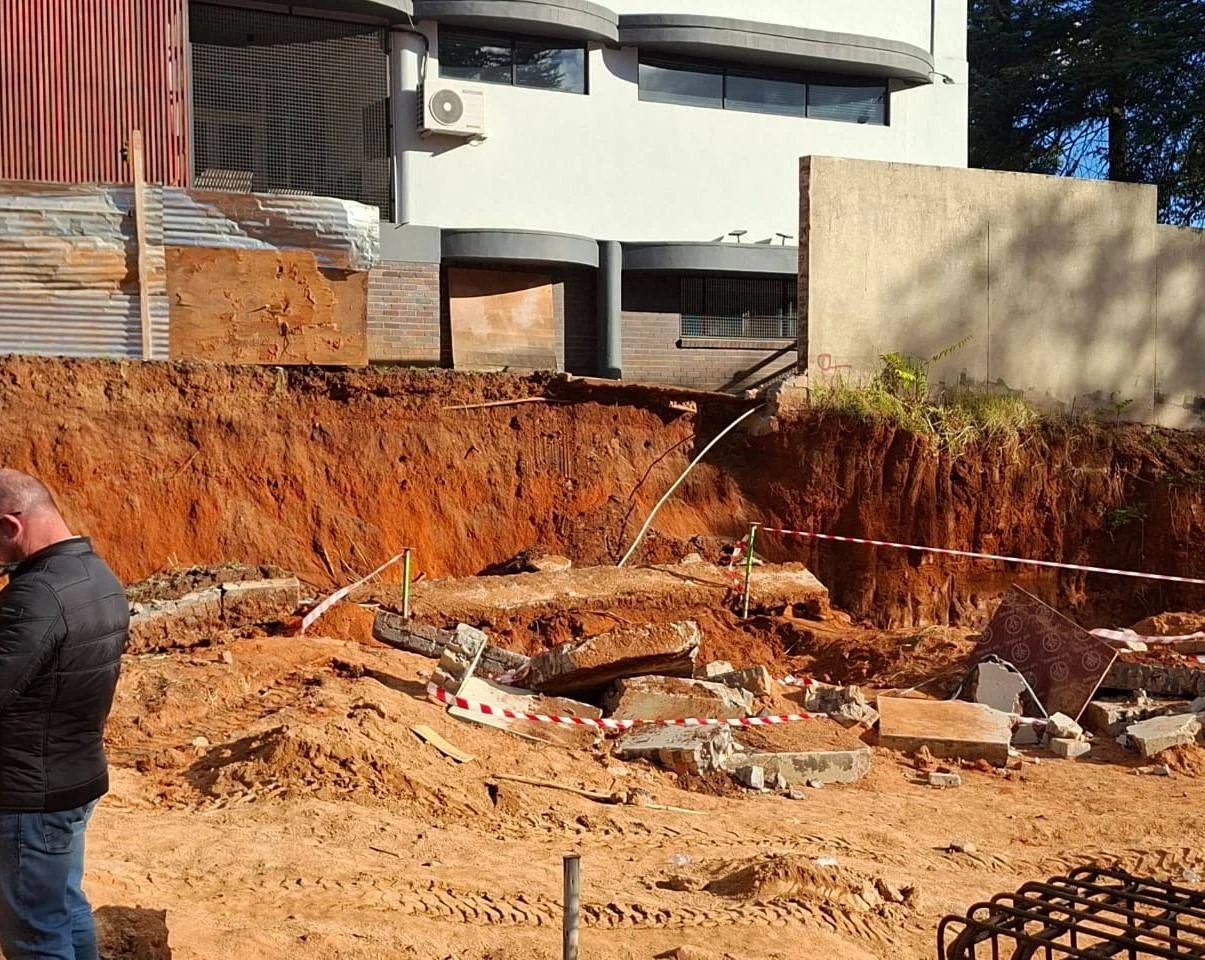 Drie op bouperseel in Jhb erg beseer toe muur op hulle val