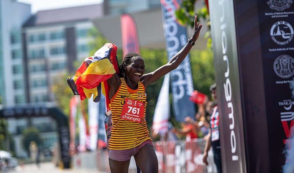 Olimpiese marathonatleet se kêrel steek haar met pertrol aan brand