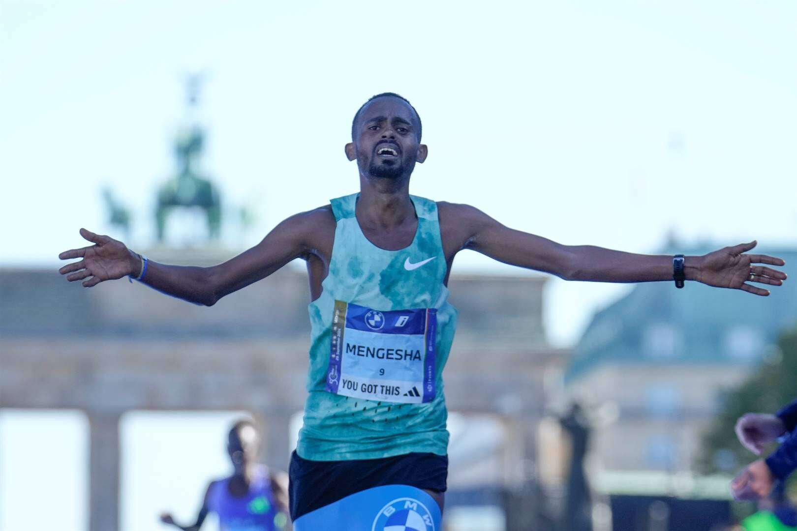 Ethiopiese atlete wen mans- en vroue-wedloop in Berlyn-marathon