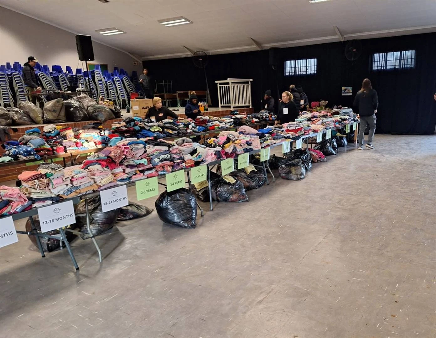 Bloem-behoeftiges glimlag breed oor hul nuwe klere