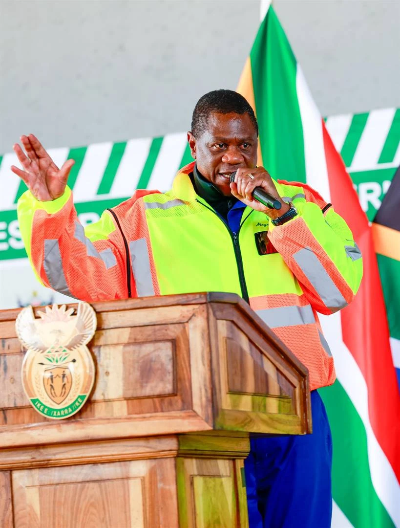 Mashatile moet self antwoord oor diamant, sê Ramaphosa ná komiteeverslag