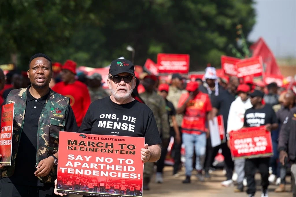 EFF betoog by Kleinfontein: ‘Weg met apartheid, weg!’
