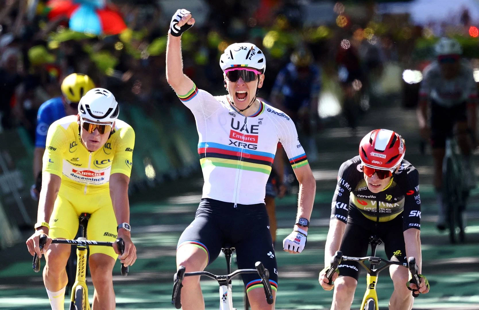Pogacar spog met 100ste beroepsege ná triomf in 4de TDF-skof