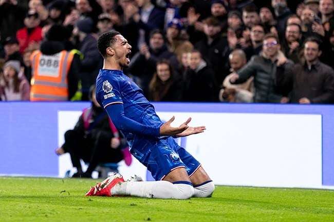 Chelsea thrash Southampton to move into top 4, Villa beaten by Palace in race for Champions League