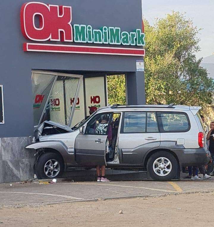 Voertuig jaag in winkel vas ná botsing in Mamre