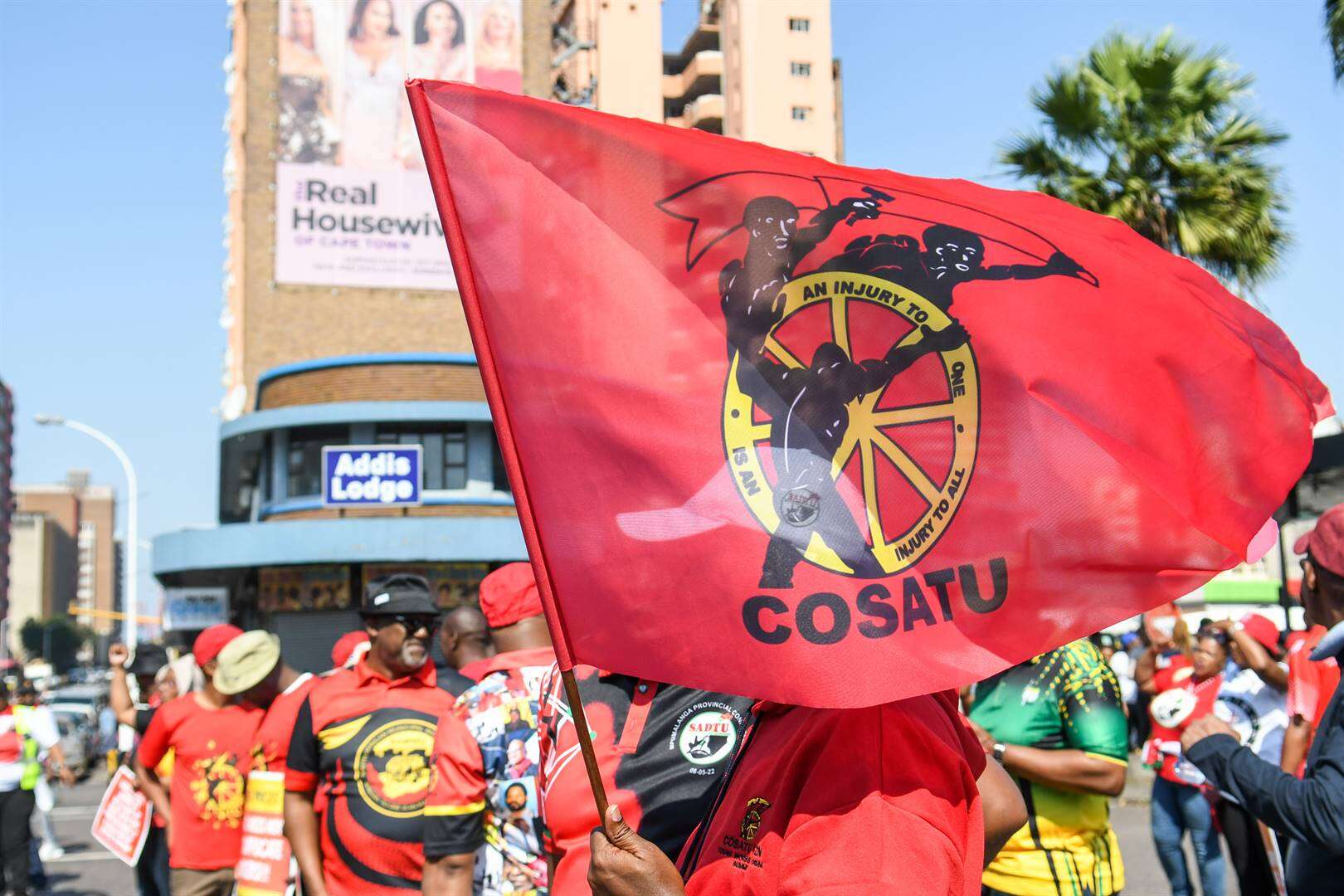 Stel hulle dadelik aan, eis Cosatu oor staat se gesondheidswerkers