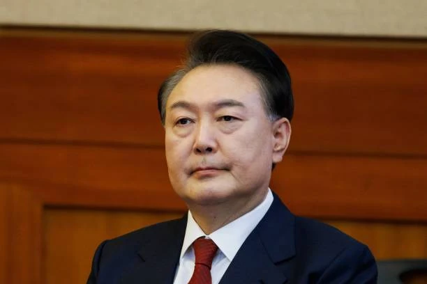 Suid-Korea se Yoon se klere waai toe aanklaers hom wil ondervra