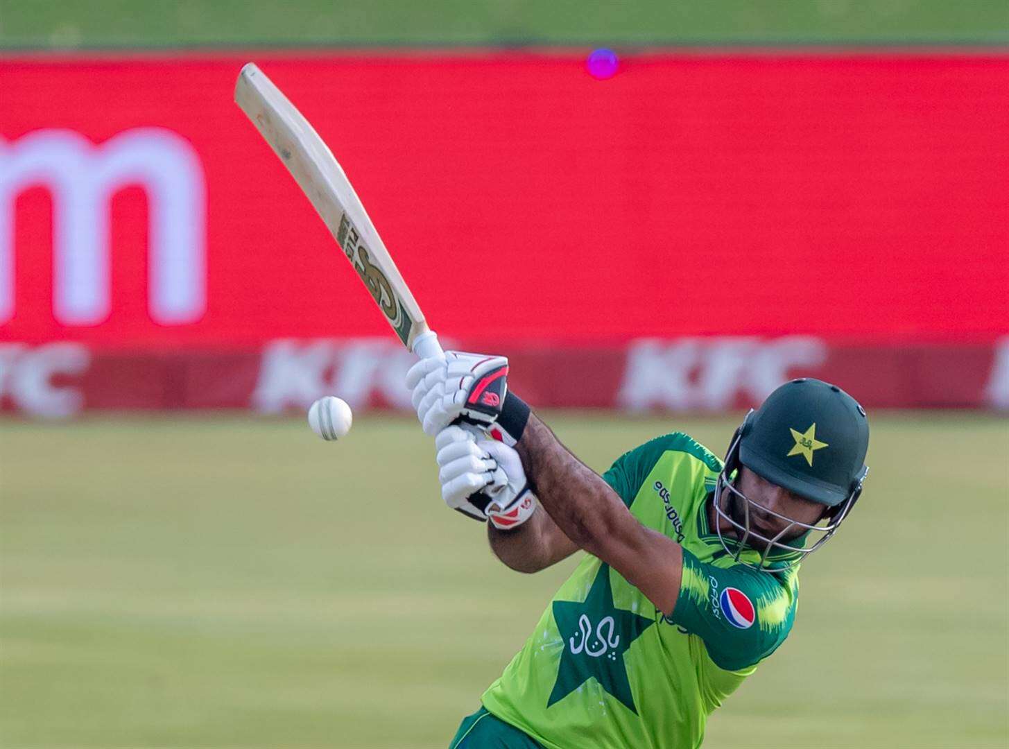 Pakistan se aanvangskolwer Fakhar vir res van toernooi uit