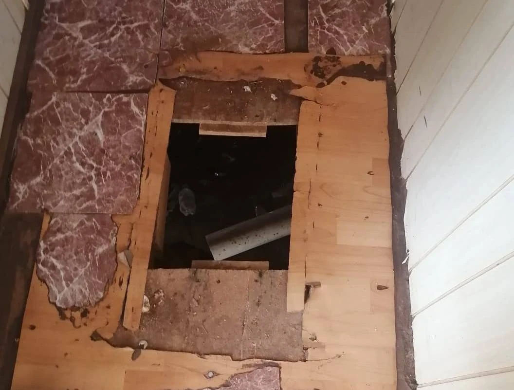 Motshekga beloof om vervalle weermaghuise in Postmasburg te herstel