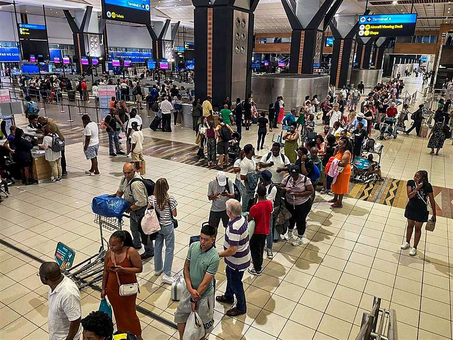 Geen Plan B vir petrol bring O.R. Tambo tot stilstand