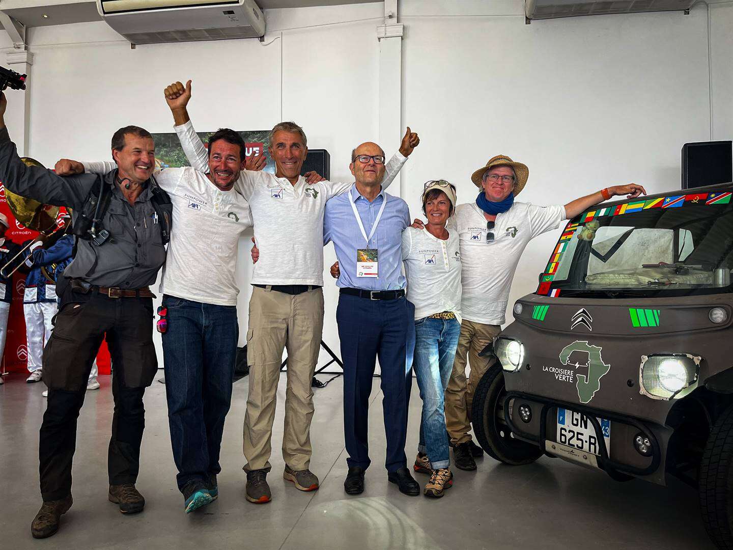 Franse span ry deur Afrika met e-motortjies