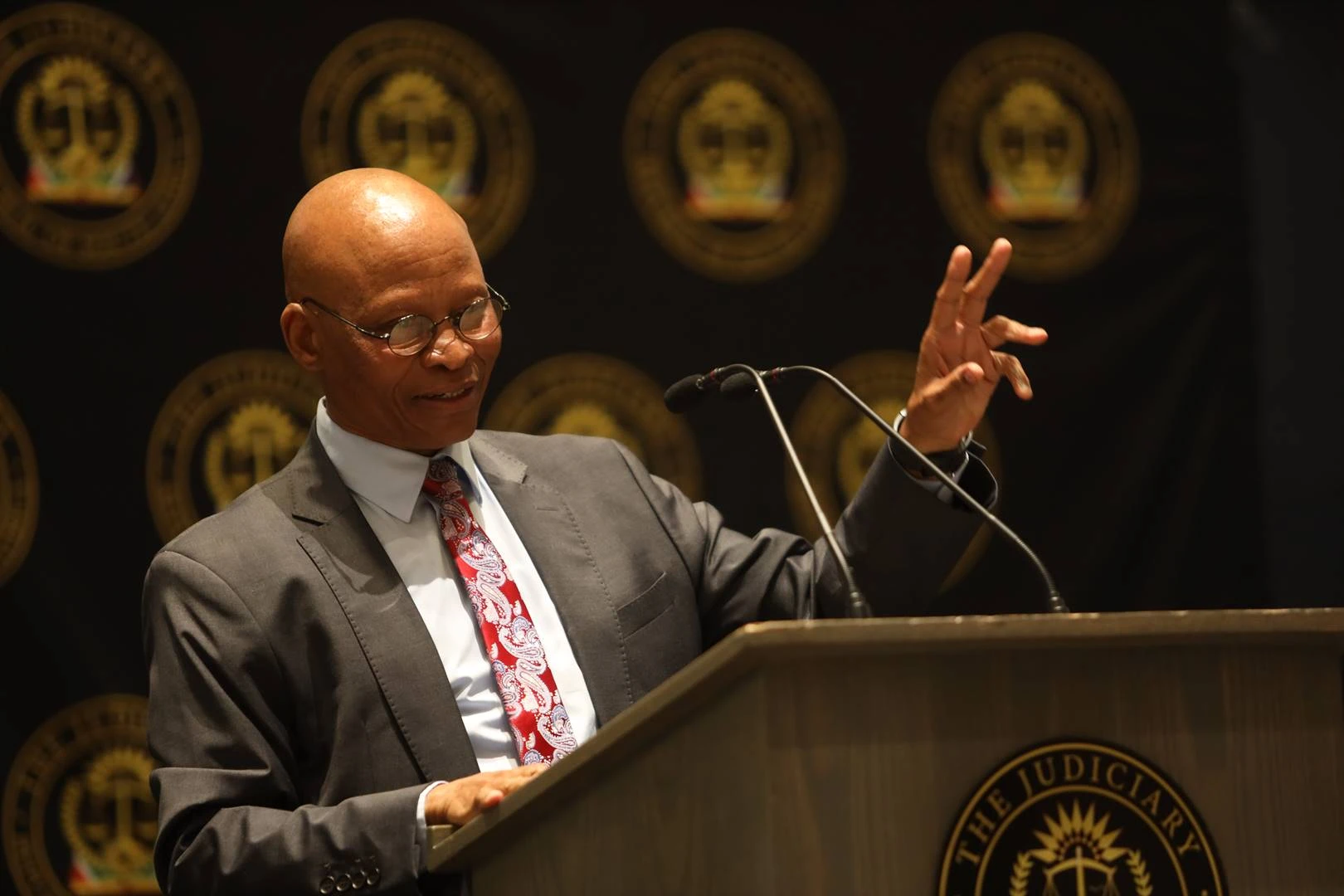 Hlophe se klagte oor Mogoeng nié na ’n regterlike tribunaal verwys