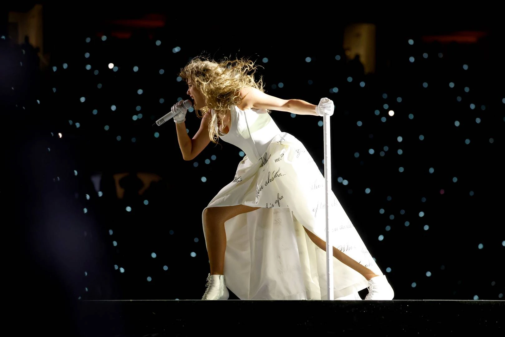 ‘Showgirl’ Taylor Swift kondig 12de album op kêrel se podsending aan