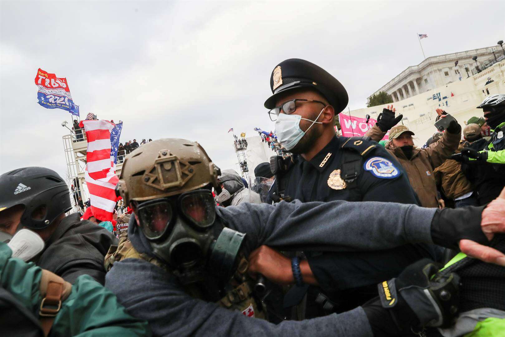 Trump-ondersteuners wat kongresgebou bestorm, wag nou op kwytskelding