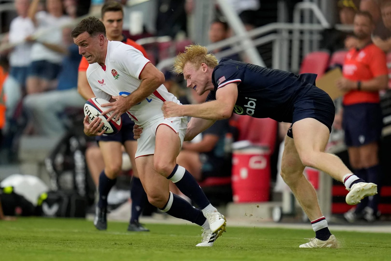 Engeland sluit toer onoorwonne af met 40-5-sege oor Eagles