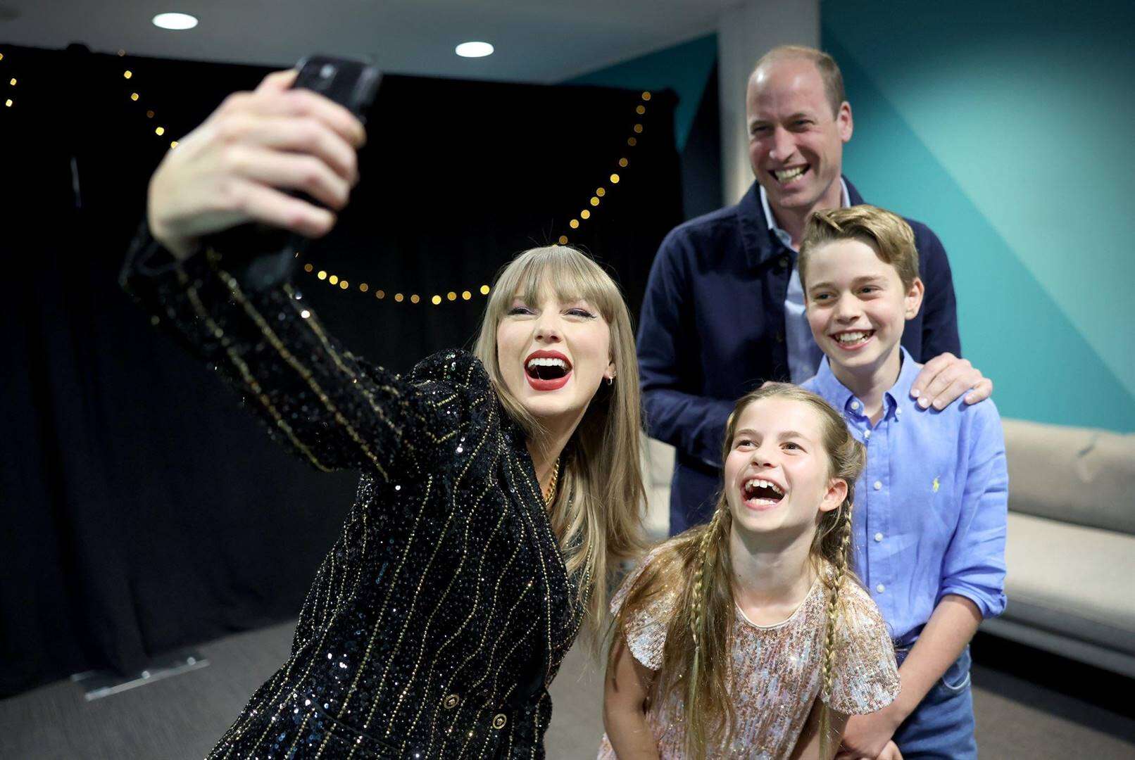 Prins William en kinders neem selfie saam met Taylor Swift