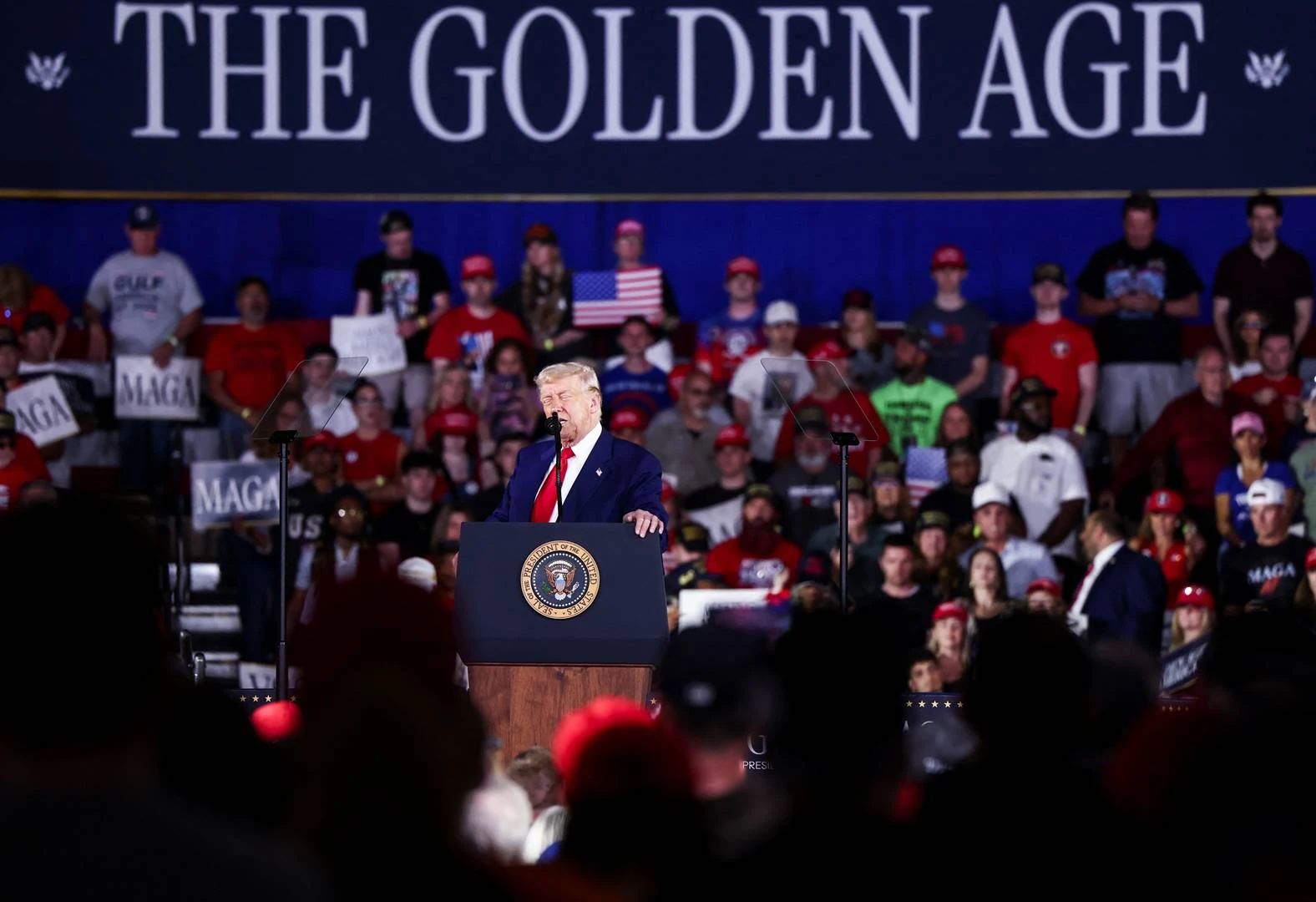 100 dae van Trump: Kommer oor ekonomie, maar hy vier 'oorwinnings'