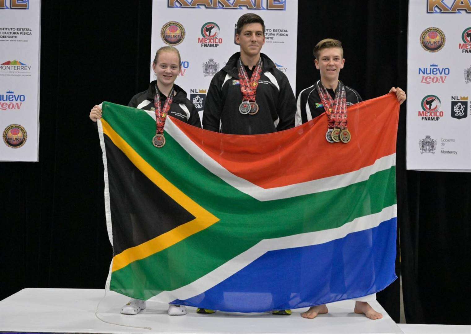 Bolandse karatekas, afrigter wen 7 medaljes op wêreldkampioenskappe