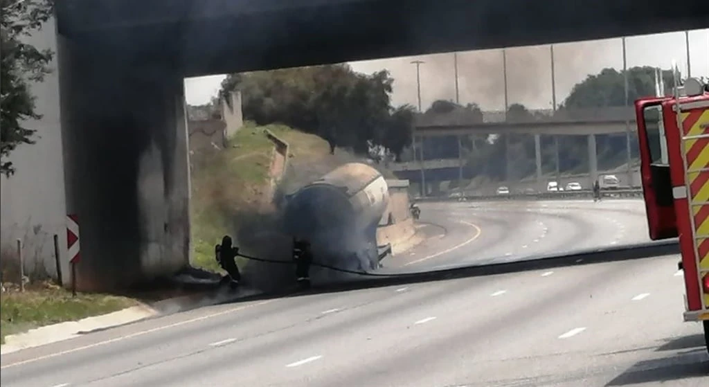 N1 in Johannesburg closed owing to a gas tanker being on fire
