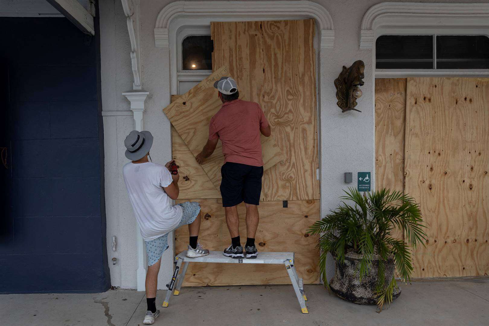 KYK | Helene pyl op Florida af met sterk winde, storm-stuwing