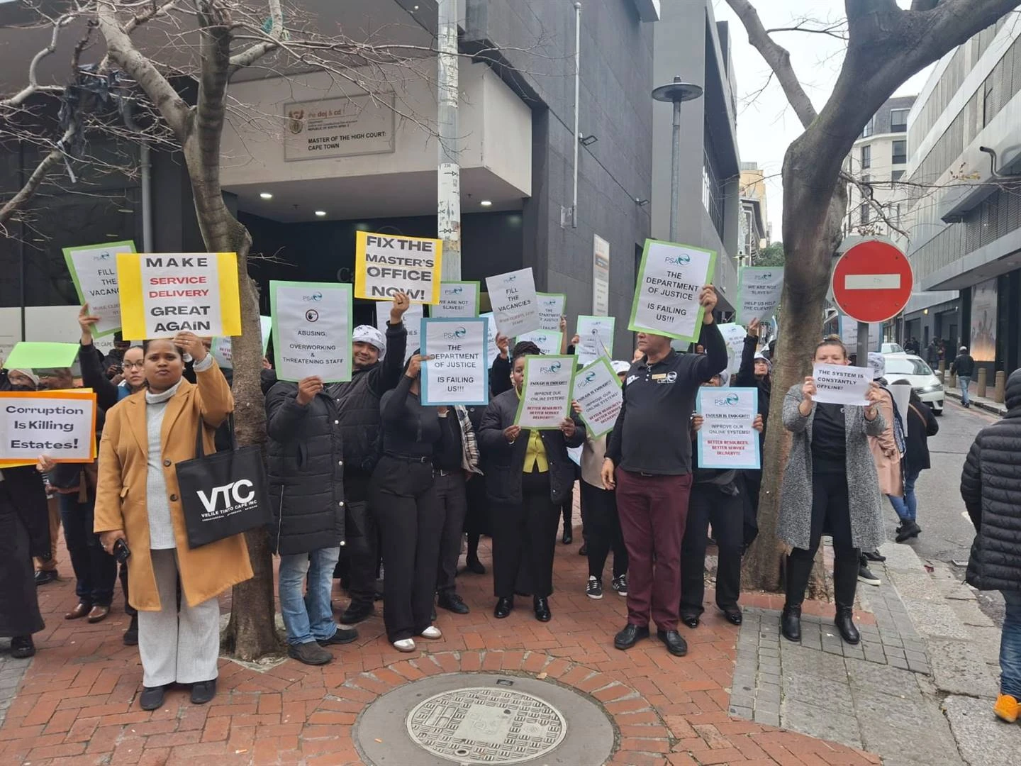 Meesterskantoor-krisis in Kaapstad: Amptenare betoog oor swak werkomstandighede