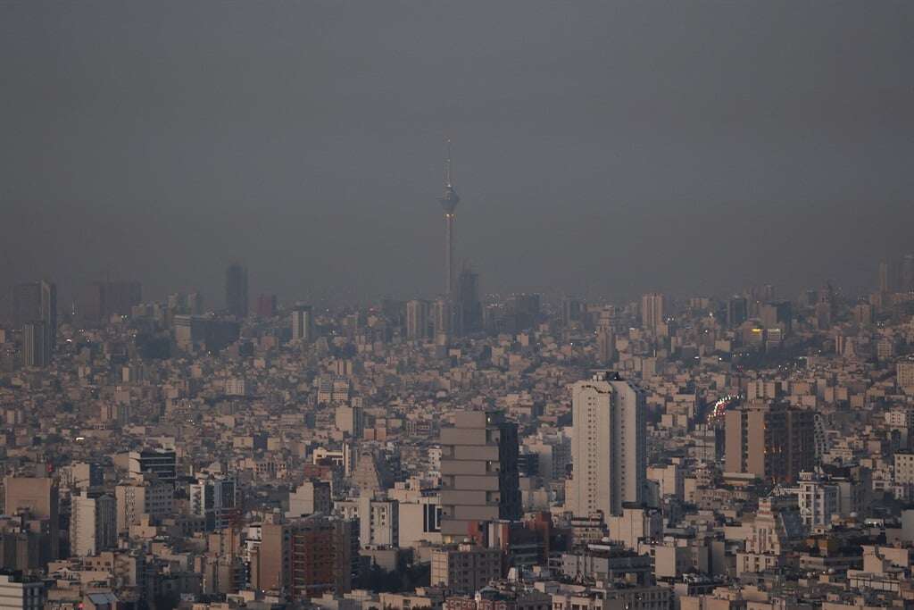 Israel loods reeks aanvalle op Iran, teiken militêre basisse