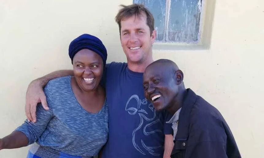 Op Facebook: ‘Hoe kan ek help?’ En toe vat Marius en Mthunzi hande