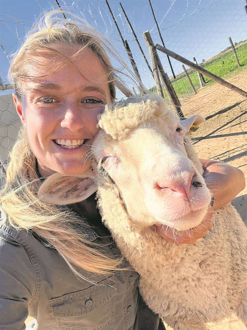 Haar pa leer haar eers, nou boer sy dat biesies bewe