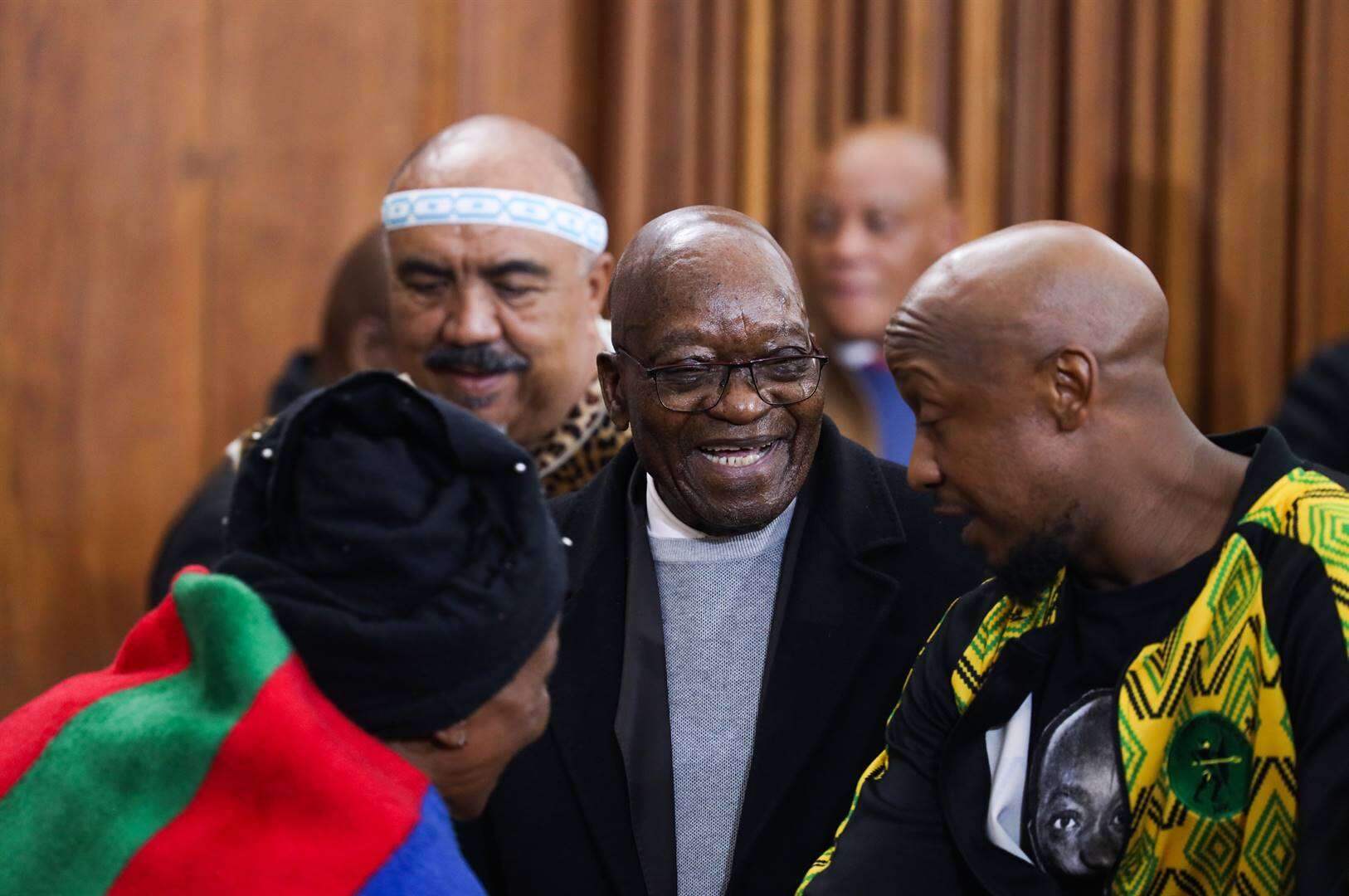 MK-twis: Vonke spat toe Khumalo by hof uitstap, Zuma knip ’n uiltjie