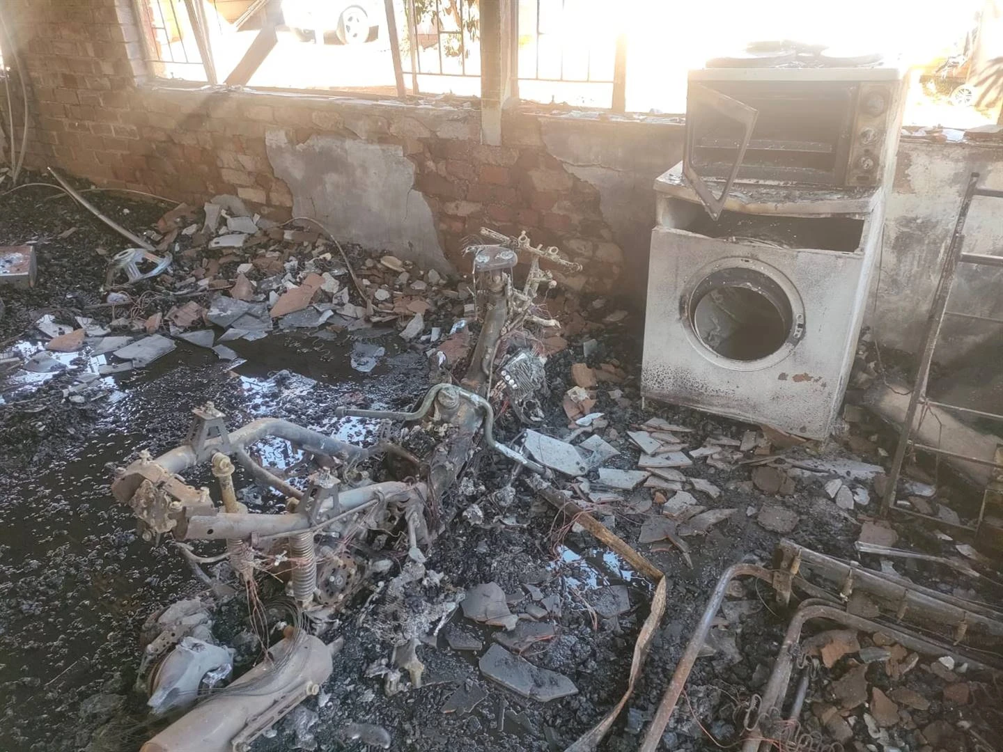 Tshwane-nooddienste staan bont om huisbrande te blus