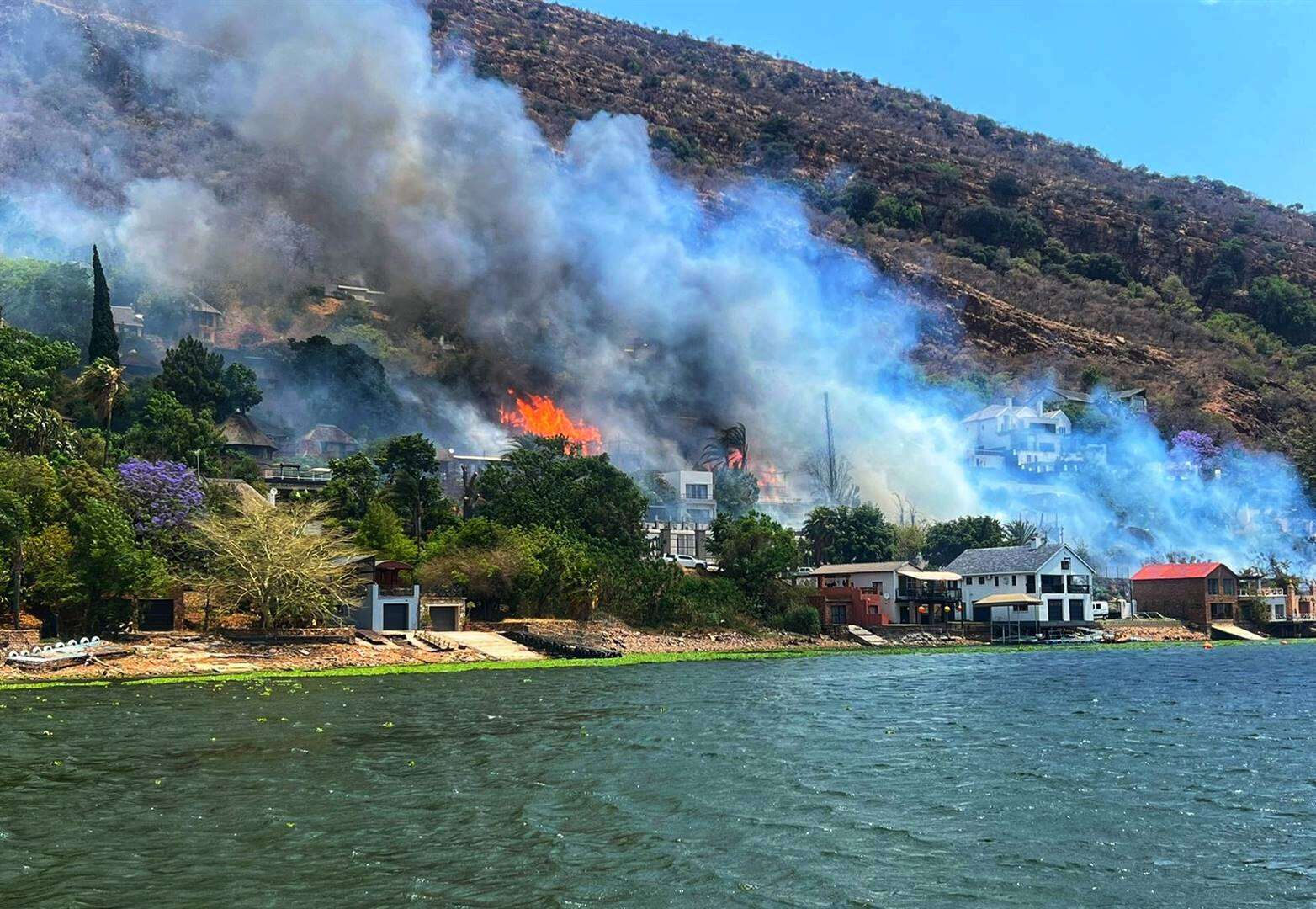 Brand in Kosmos by Hartbeespoortdam in bedwang ná huise afbrand