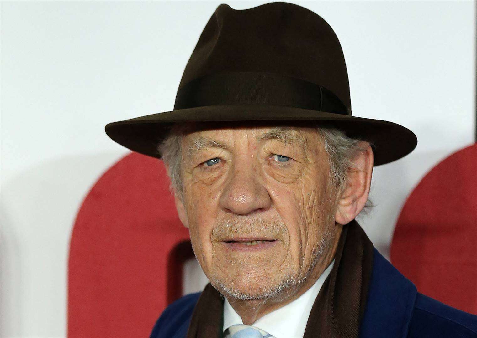 Ian McKellen gehospitaliseer ná hy van die verhoog afval