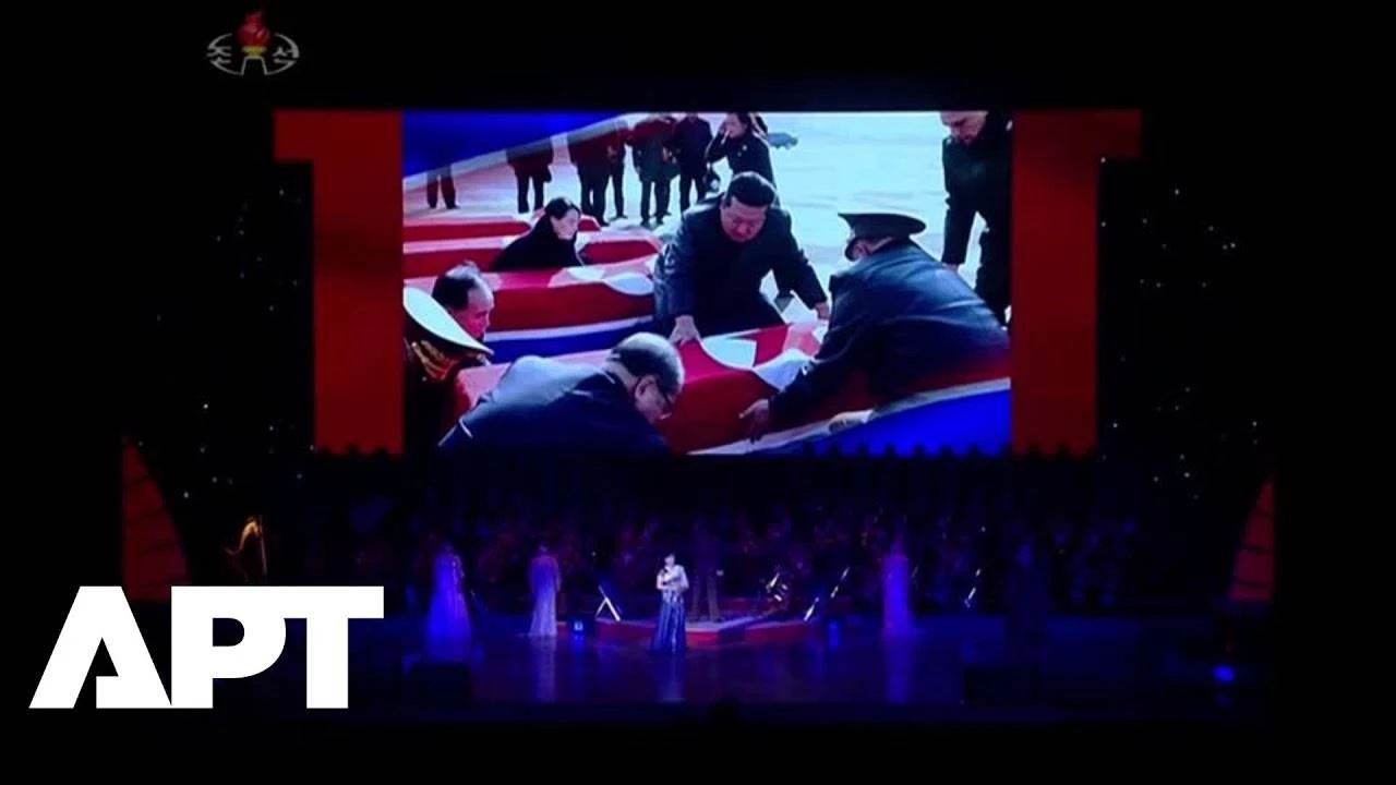 Noord-Korea se Kim drapeer vlag oor doodskiste op militêre eerbetoon