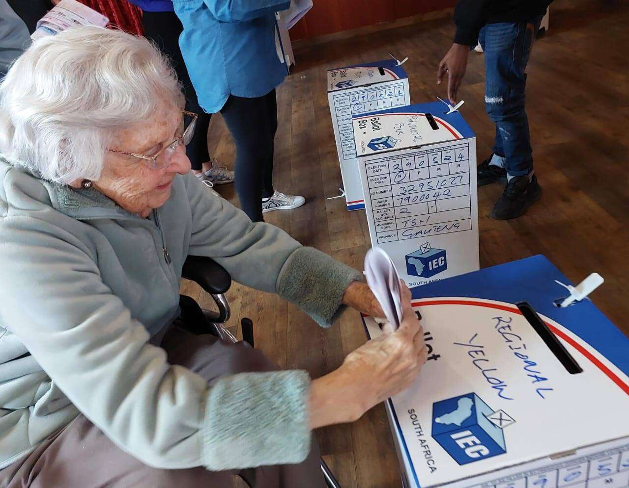 Mulder-broers se ma (97) trek 19de keer haar kruisie in ’n verkiesing