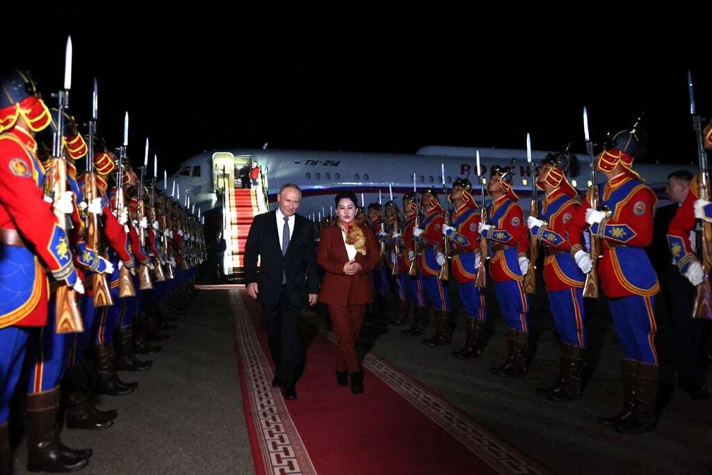 Vladimir Putin received with honour guard in International Criminal Court member Mongolia