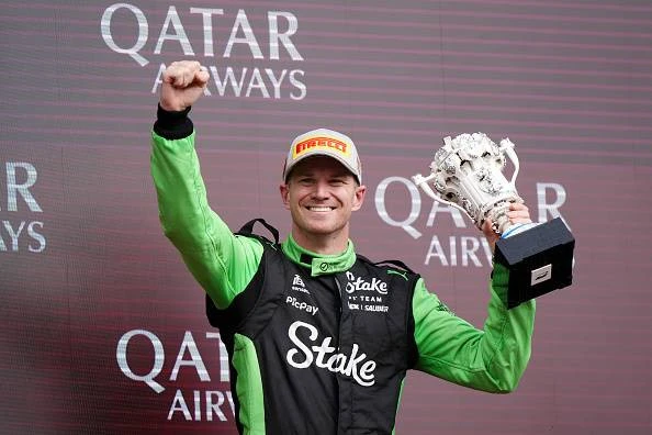 F1-renjaers ontvang trofeë wat met Lego gebou is