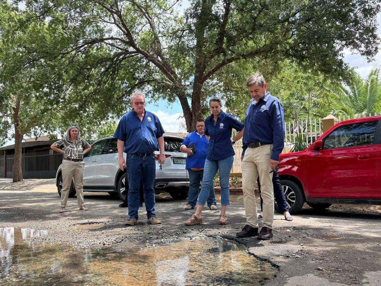 Water borrel by paaie uit in Welkom, rioollekke vorm kraters