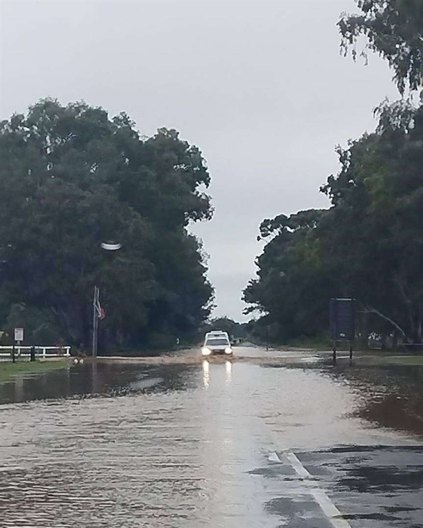 Arniston, Struisbaai afgesny ná swaar reën