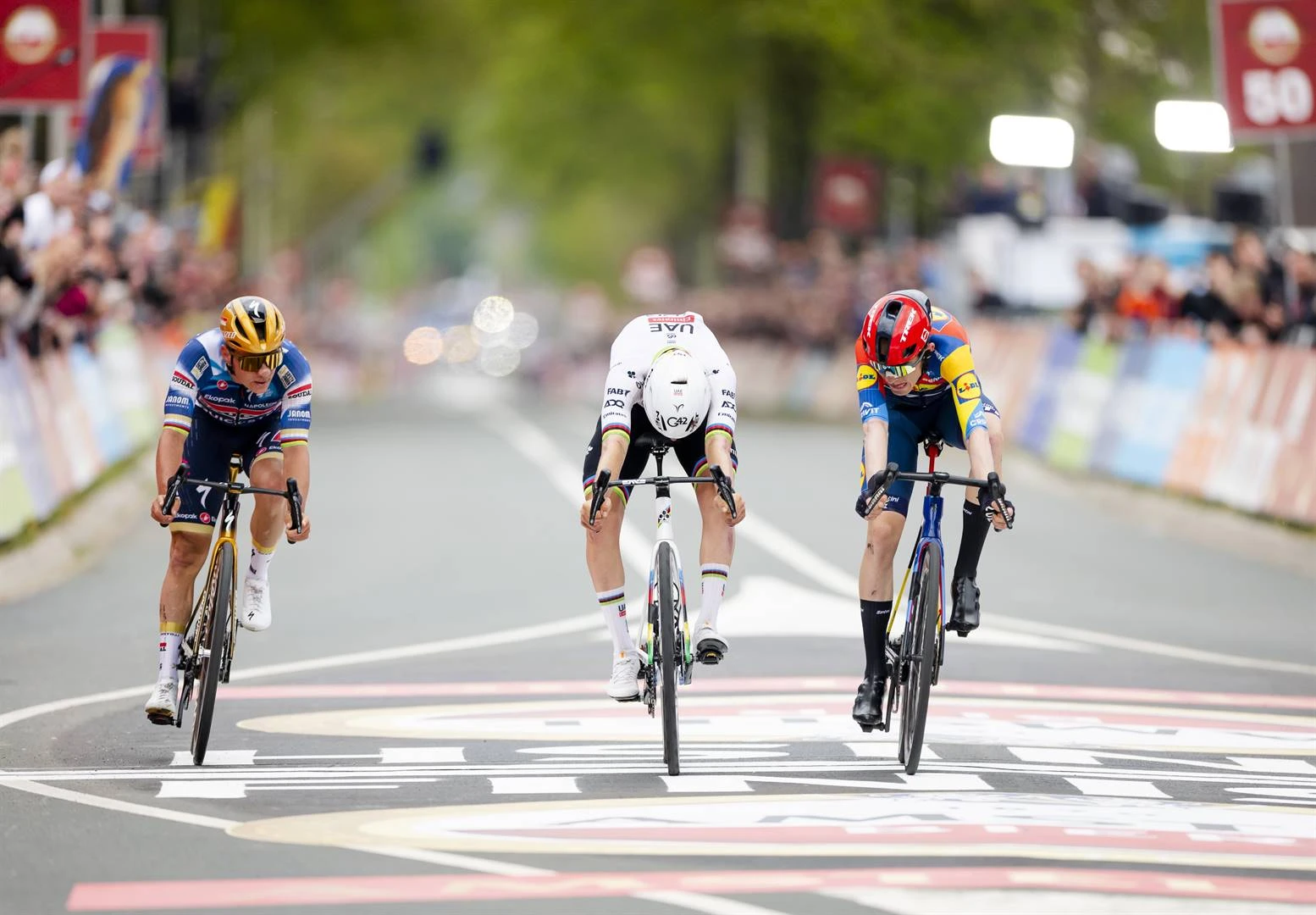 Skjelmose verstom deur Pogacar en Evenepoel uit te stof