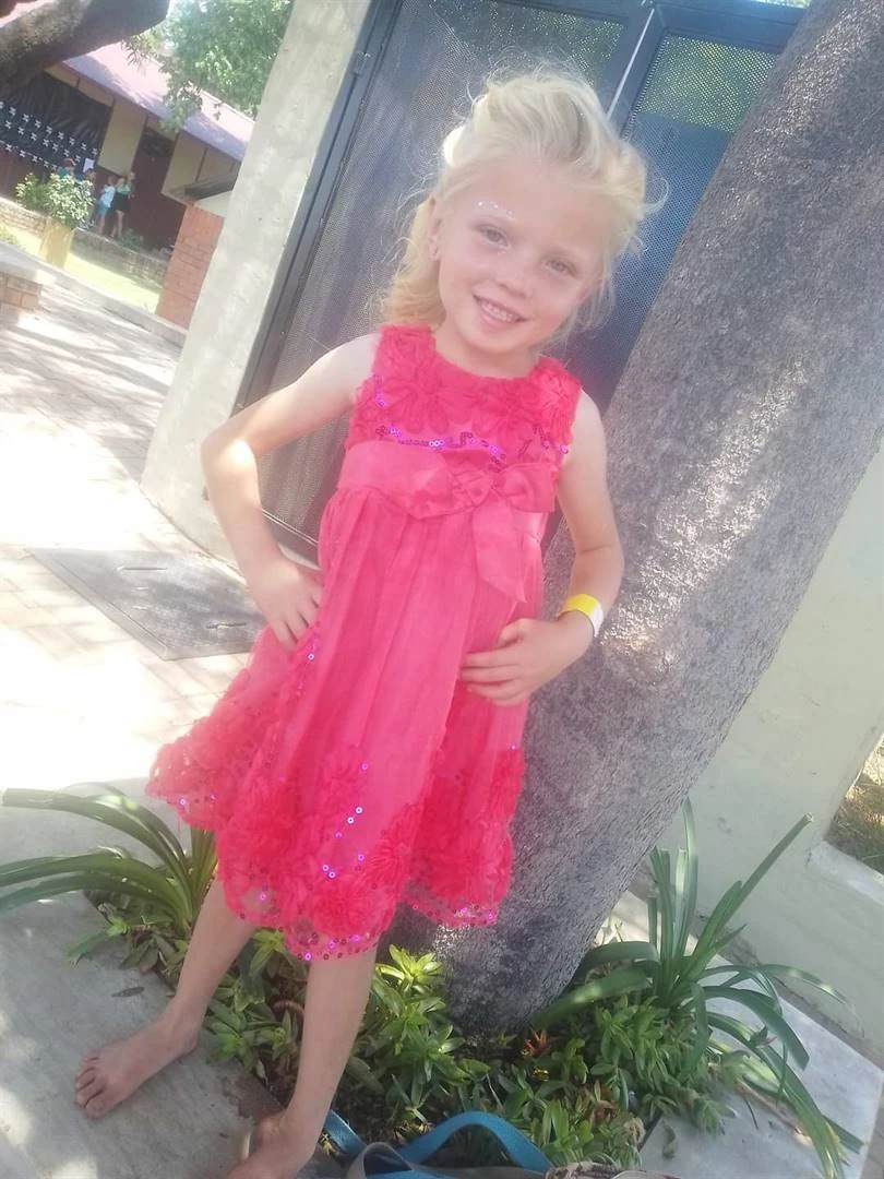 Oupa en ouma groet blondekop-kleindogter op ongelukstoneel