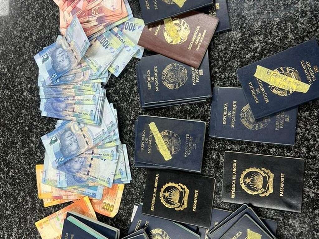 Border guards apprehend man with 34 passports at Lebombo port of entry to Mozambique