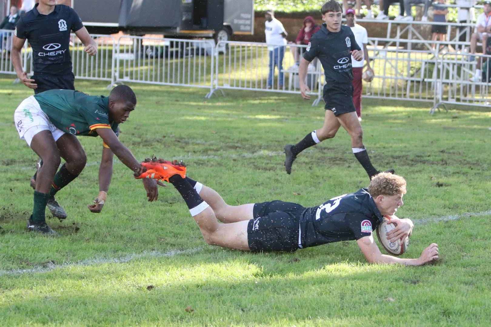 Viljoen red Monnas teen Glenwood; Helpies draf Bishops kaf