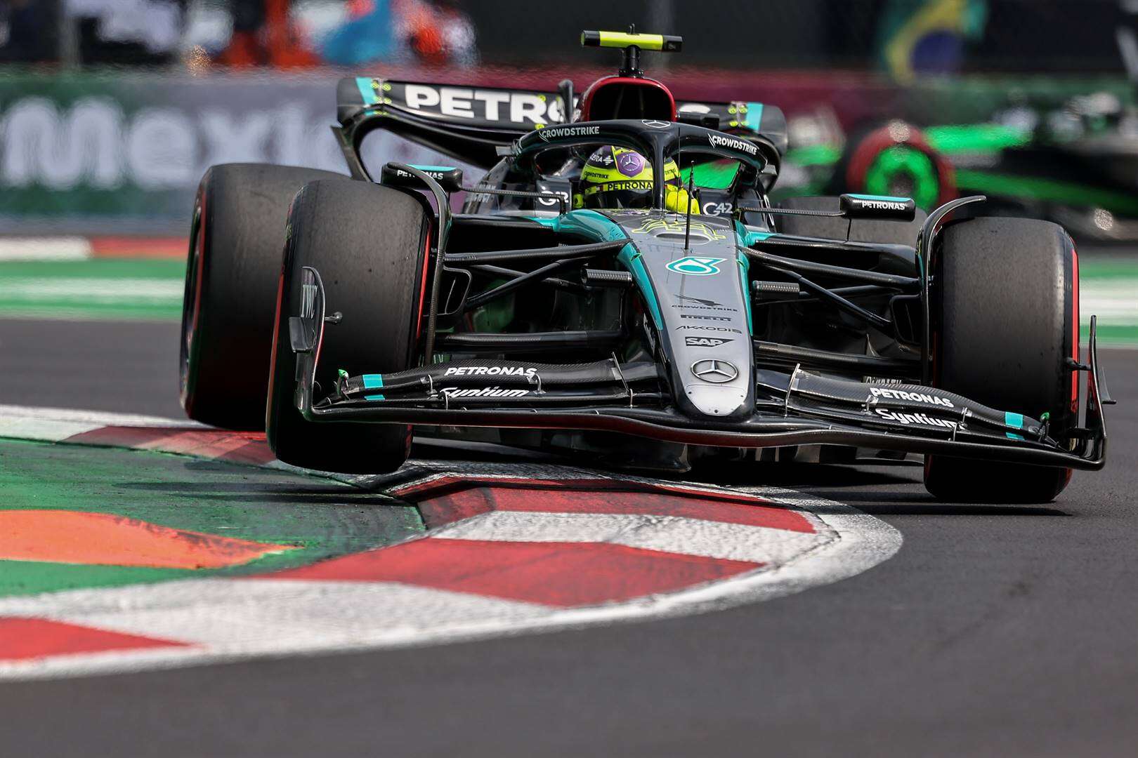 Mercedes steek stokkie voor Hamilton se eerste Ferrari-verskyning